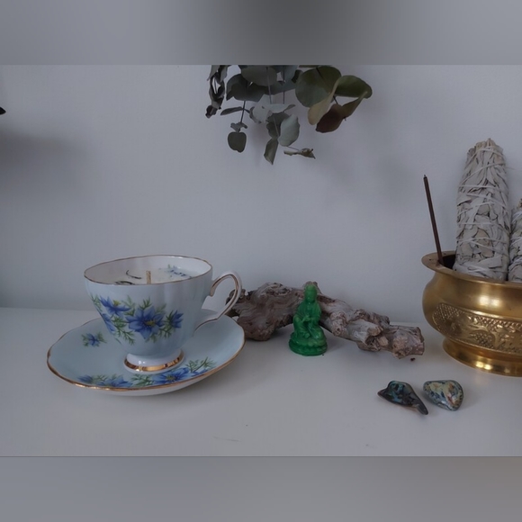 Candle in a pretty teacup with floral motifs - Picture 4 of 10